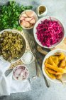 Разнообразие традиционных грузинских ферментированных овощей в мисках — стоковое фото