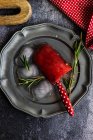 Dolce estivo con ghiaccioli di anguria biologica servito su piatto con ghiaccio e rosmarino — Foto stock