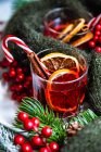 Concetto di bevanda natalizia con bicchiere di vin brulè con spezie intorno — Foto stock