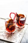 Weihnachtsgetränk-Konzept mit Glas Glühwein mit Gewürzen — Stockfoto