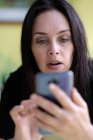 Ritratto di donna che usa un cellulare — Foto stock