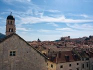 Monastère franciscain et toits de Dubrovnik au soleil, Dalmatie, Croatie — Photo de stock