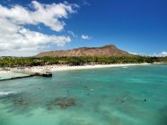 Vue lointaine sur la terre des personnes se reposant sur la plage tropicale Oahu, Hawaï, États-Unis — Photo de stock