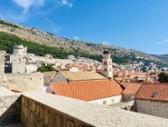 Monastère franciscain et toits avec des montagnes au soleil, Dubrovnik, Dalmatie, Croatie — Photo de stock