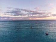 Повітряний вид туристичних човнів і яхт на морі, Оаху, Гаваї, США — стокове фото
