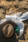 Abito estivo, cappello di paglia e due shampoo bar sulla superficie sabbiosa della spiaggia — Foto stock