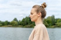 Porträt einer schönen Frau beim Meditieren im Freien an einem Fluss, Weißrussland — Stockfoto