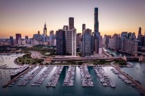 Veduta aerea della città skyline e barche a marina al tramonto, Chicago, Illinois, Stati Uniti d'America — Foto stock