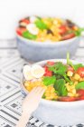Две миски салата с кукурузой, помидорами, рисом, кориандром и перепелиным яйцом — стоковое фото