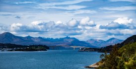 Вид на остров Скай-Бридж между Кайлом-оф-Лохальш и Килякином, Внутренние Фериды, Шотландия, Великобритания — стоковое фото
