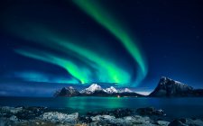 Northern Lights over Mt Himmeltinden and coastline, Lofoten, Nordland, Norway — Stock Photo