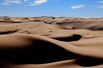 Sanddünen in der Wüste unter blauem Himmel, Saudi-Arabien — Stockfoto
