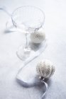 Пустой стакан с лентой и рождественскими безделушками — стоковое фото