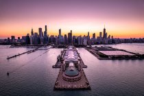 Vista aérea de Navy Pier e paisagem urbana ao nascer do sol, Chicago, Illinois, EUA — Fotografia de Stock