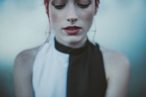 Портрет красивої жінки з пірсингом носом — стокове фото