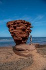 Woman standing on Sea Stack, Thunder cove beach, Prince Edward Island, Gulf of St Lawrence, Canada — Stock Photo