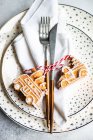Lugar de Navidad festivo con decoraciones de galletas de jengibre - foto de stock