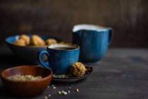 Taza de café y aperitivos caseros en la mesa - foto de stock