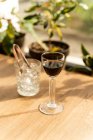 Gros plan de mini verre de sherry sur table avec verre de glaçons — Photo de stock