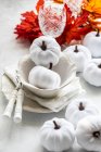 Apparecchiare la tavola con decorazioni di zucche bianche — Foto stock