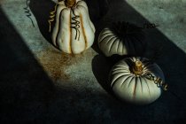 Decorazioni di zucche in ceramica su superficie di cemento — Foto stock