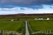 Camino recto a través del paisaje rural, Isla de Skye, Hébridas Interiores, Escocia, Reino Unido - foto de stock