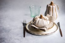 Сервировка стола с керамическим украшением из тыквы — стоковое фото