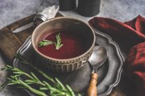 Portion de soupe de betterave crémeuse servie sur la table — Photo de stock