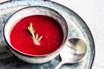 Portion cremige Rote-Bete-Suppe auf den Tisch — Stockfoto