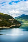 Жинвальское водохранилище в горах Кавказа, Жинвали, Грузия — стоковое фото