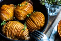 Leckere Hasselback-Kartoffeln mit frischen Kräutern — Stockfoto