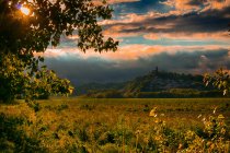 Montecastello aldeia paisagem verde ao pôr do sol, Alessandria, Piemonte, Itália — Fotografia de Stock