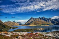 Belo lago rodeado de montanhas, Nordland, Noruega — Fotografia de Stock