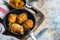 Gustose patate hasselback con erbe fresche — Foto stock