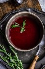 Portion de soupe de betterave crémeuse servie sur la table — Photo de stock