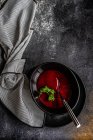 Чашка сливочного свекловичного супа с чили и петрушкой — стоковое фото