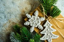 Рождественская подарочная коробка украшена еловыми ветвями и рождественскими украшениями — стоковое фото