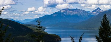 Clearwater Lake and mountains landscape, Wells Gray Provincial Park, Colúmbia Britânica, Canadá — Fotografia de Stock