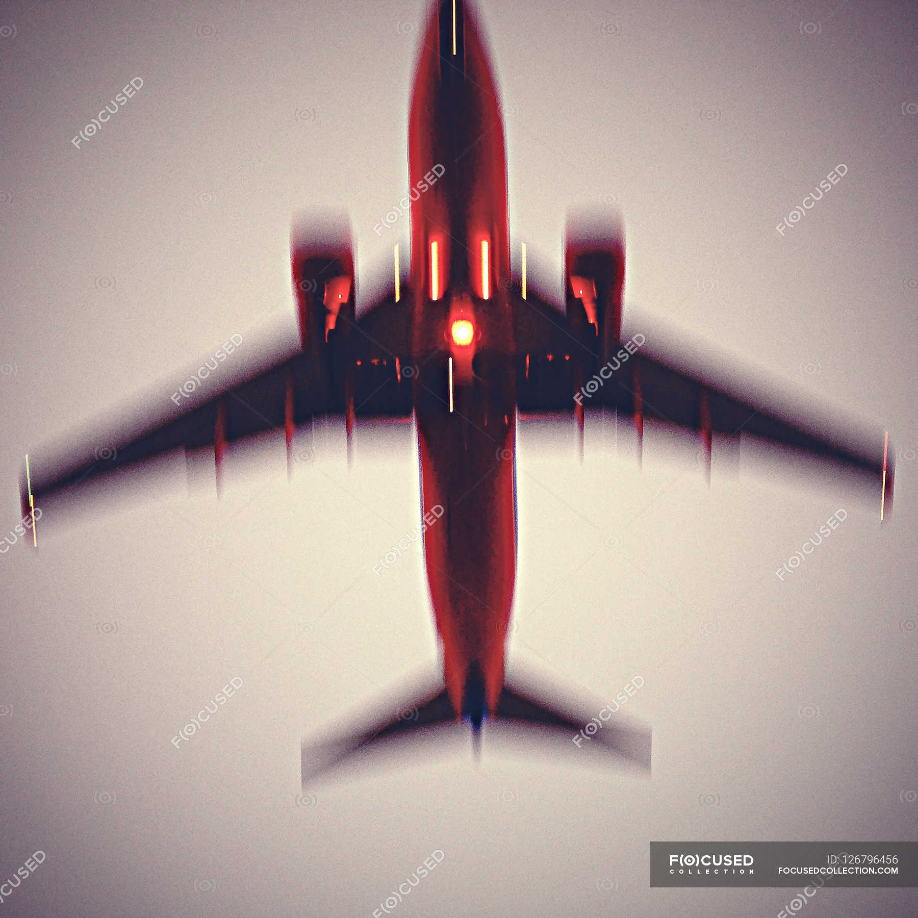 Самолет летит в небе заката — низкий, Размытое движение - Stock Photo ...