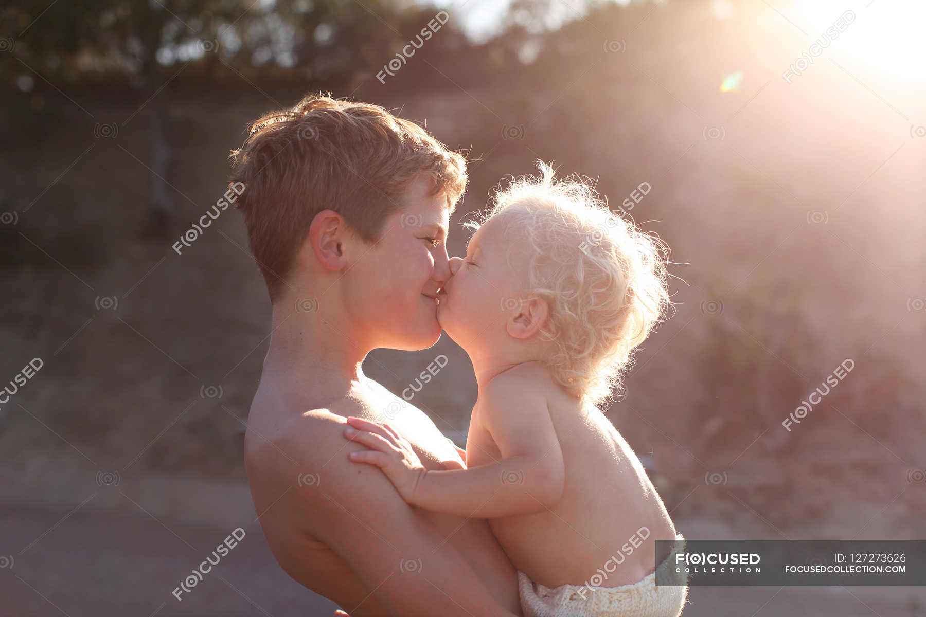 Целую брат. Два брата сосутся. Мальчик целовал своего брата. Brothers kissing. Two brothers Kiss.