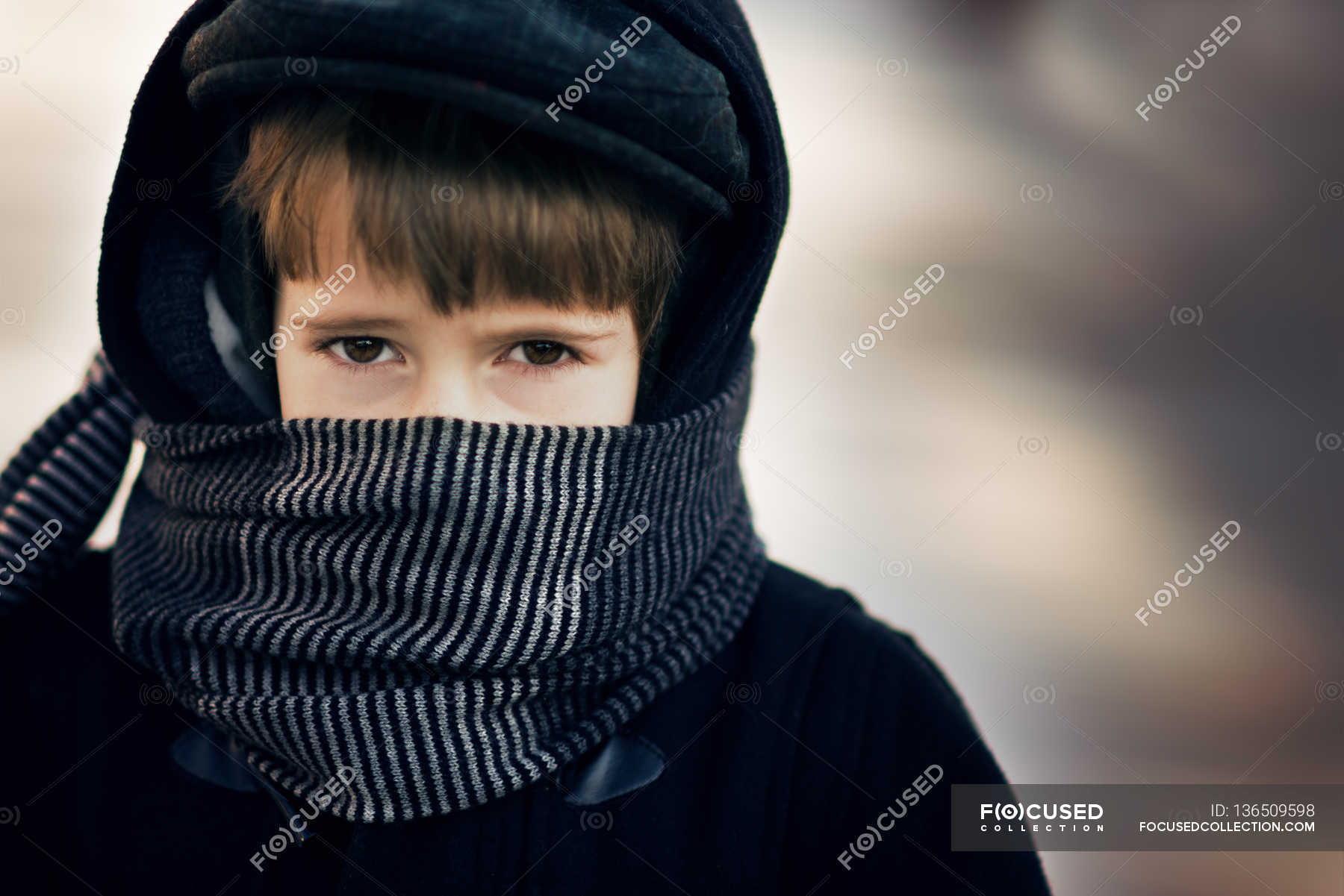 Мальчик в шарфе