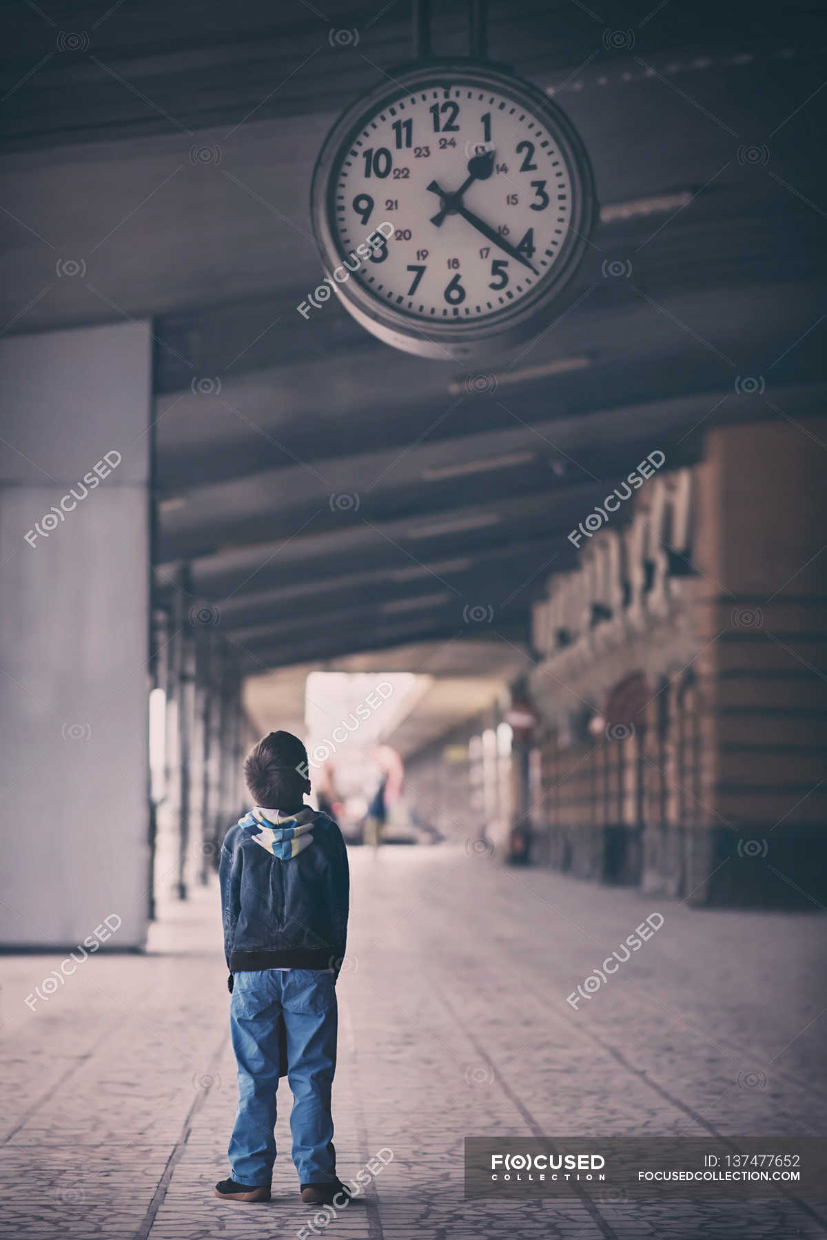 Boy looking up at clock — sign, contemplation Stock Photo 137477652
