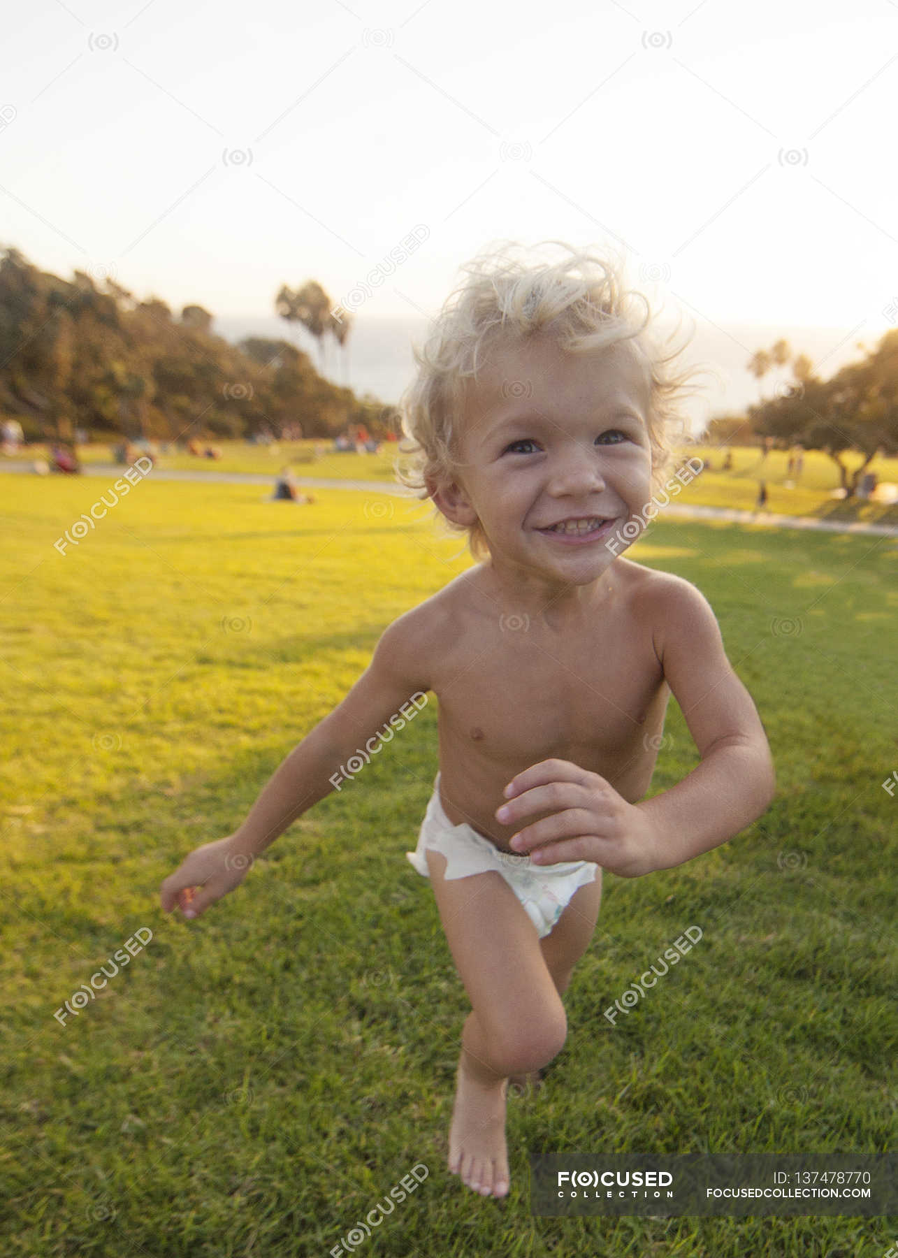 Baby In Diaper Running On Field — Backdrop Individuality Stock Photo