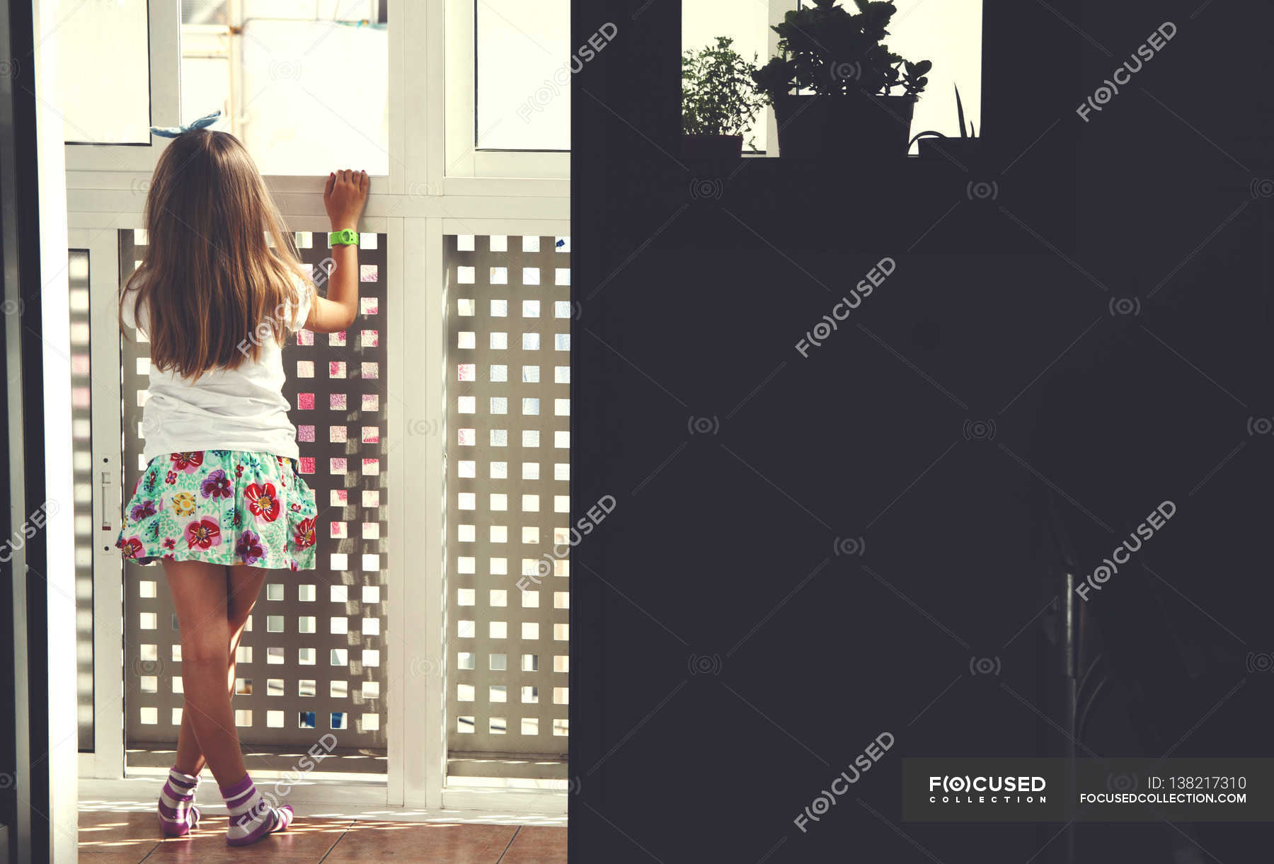 Девушка смотрит в окно — квартира, уютный - Stock Photo | #138217310