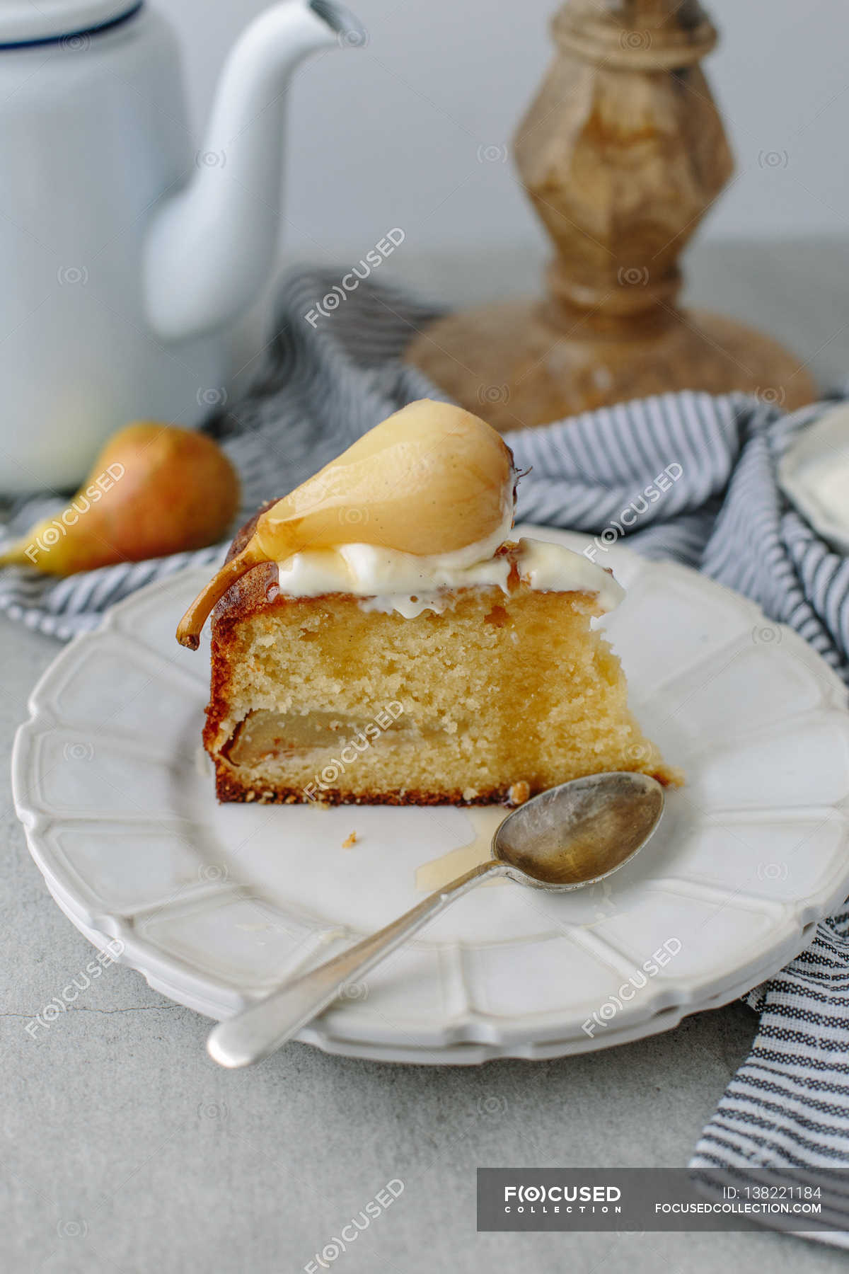 Slice of pear sponge cake — food styling, daylight Stock Photo 138221184