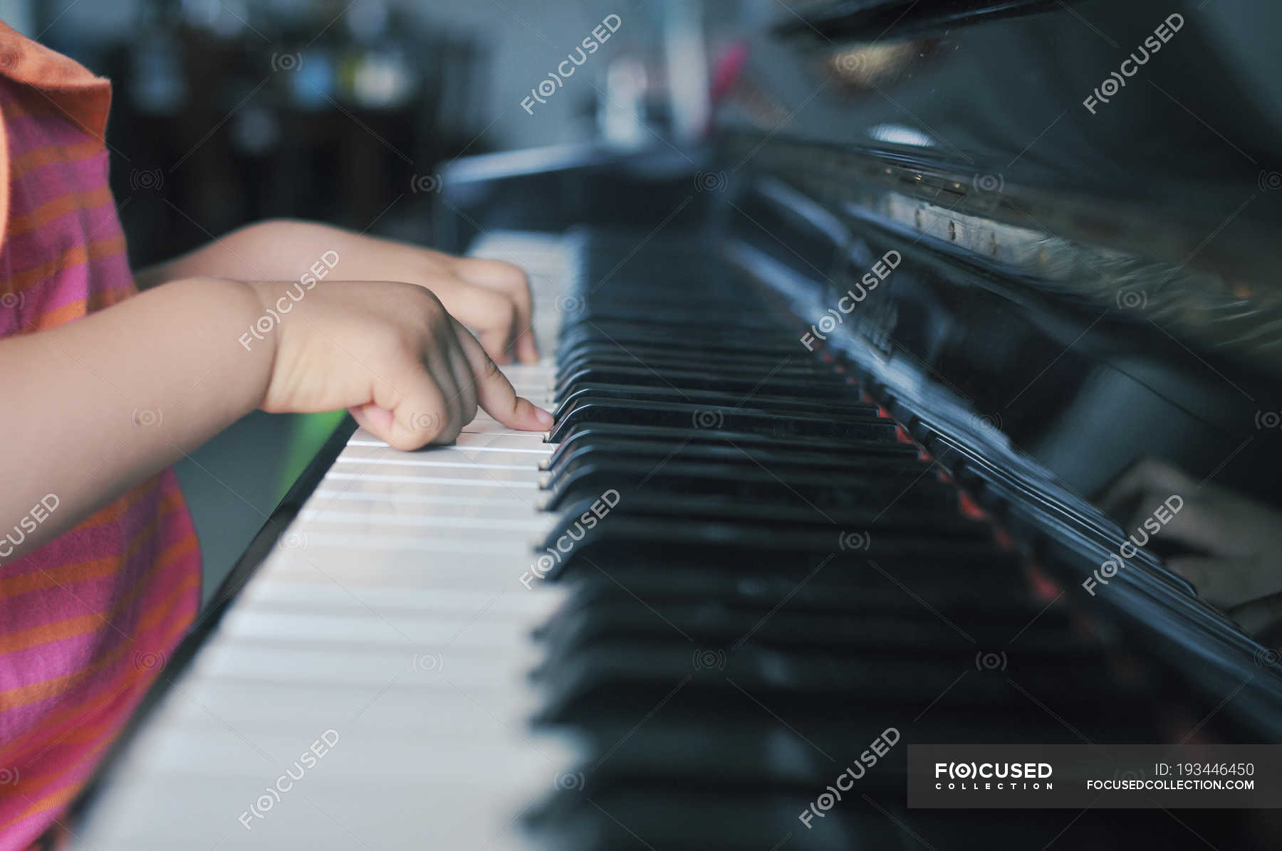 She is playing piano. Ребенок фортепиано со спины.