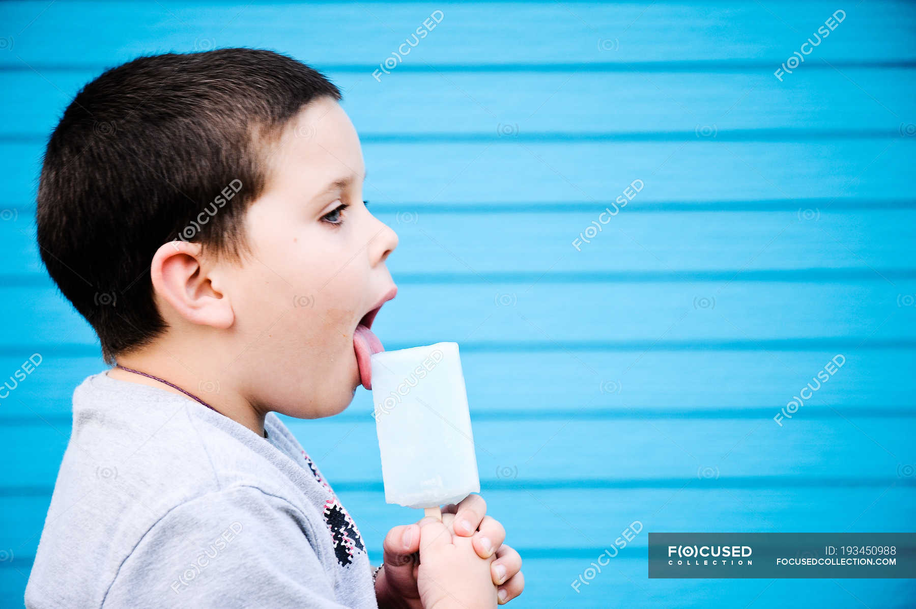 Licking boy girl. Мальчик лижет мороженое. Мальчик облизывается. Мальчик облизывает мальчика. Boy лижет мороженое.