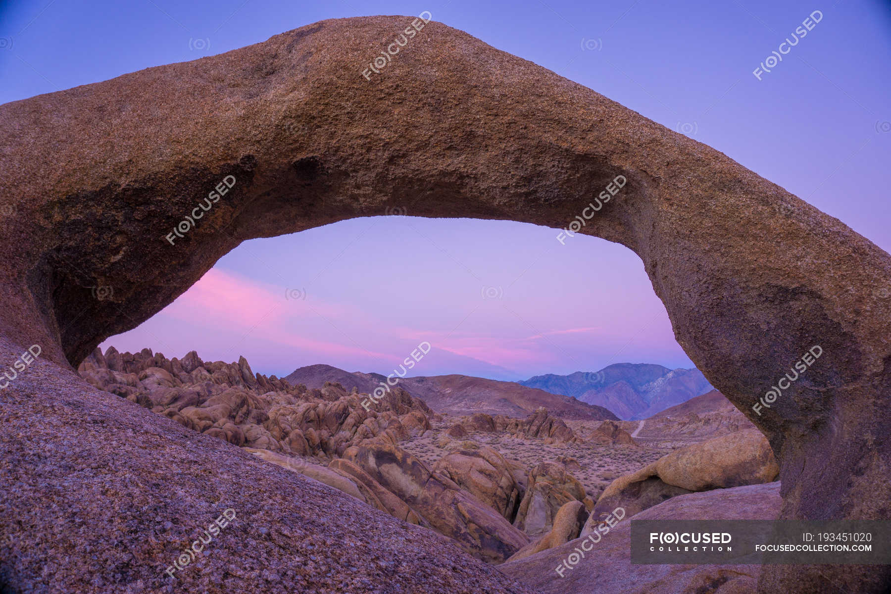 Famous Mobius arch at sunset, Alabama Hills, California, USA — outdoors ...