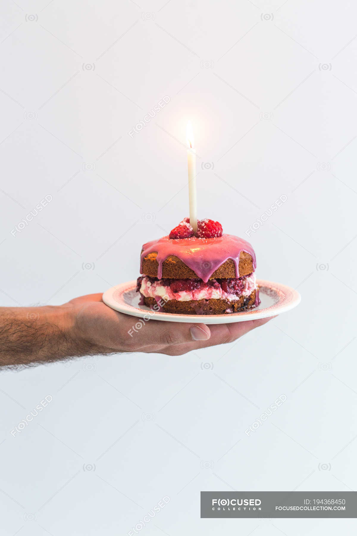 Mano Sosteniendo Torta De Cumpleaños Con Número De Vela 1 Ilustración del  Vector - Ilustración de imagen, torta: 251894164