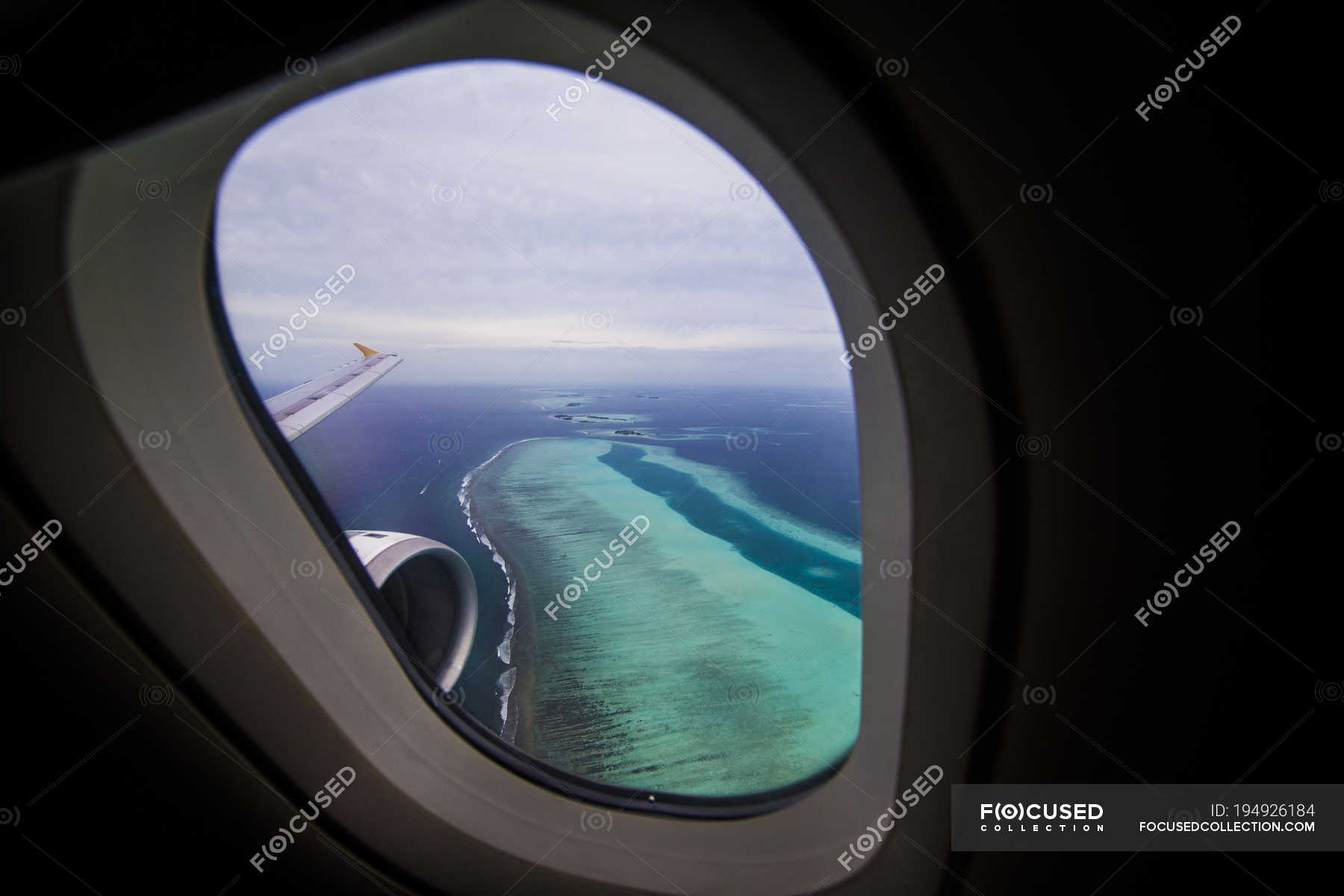 Полет через океан. Вид из иллюминатора. Красивый вид из самолета. Окно самолета. Вид из иллюминатора самолета.
